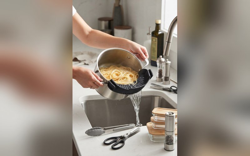 Clip-On Silicone Pot Strainer